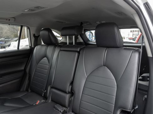 Used 2021 Toyota Highlander XLE image 20
