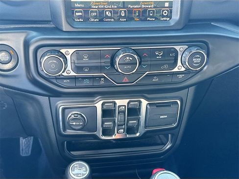 Used 2022 Jeep Wrangler Unlimited Sahara image 17