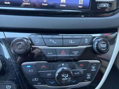 Used 2024 Chrysler Pacifica Touring-L image 19