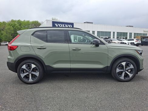 Used 2025 Volvo XC40 B5 Plus AWD/4WD image 7