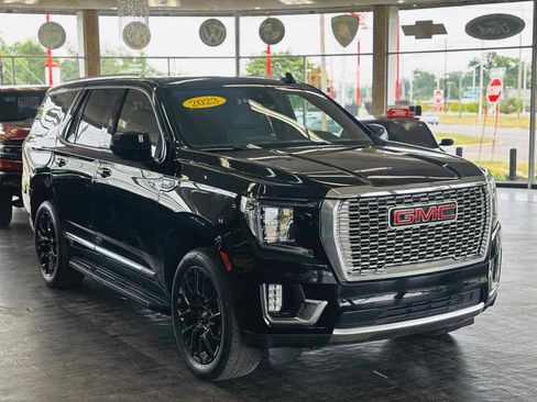 Used 2023 GMC Yukon SLT AWD/4WD image 1