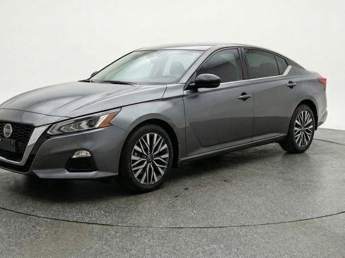 Used 2025 Nissan Altima 2.5 SV FWD image 3