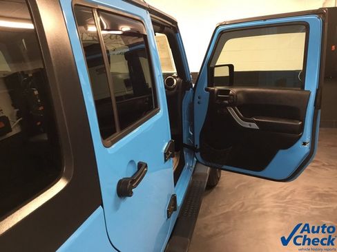 Used 2018 Jeep Wrangler Unlimited Sahara w/ Dual Top Group AWD/4WD image 41