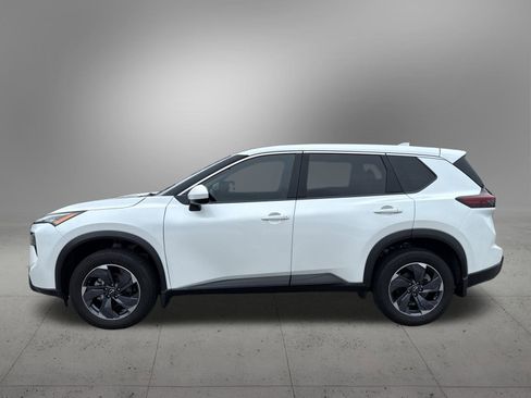 Used 2024 Nissan Rogue SV image 2