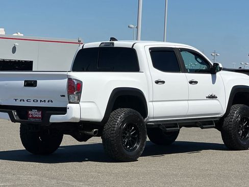 Used 2020 Toyota Tacoma TRD Off-Road w/ Technology Package RWD image 2