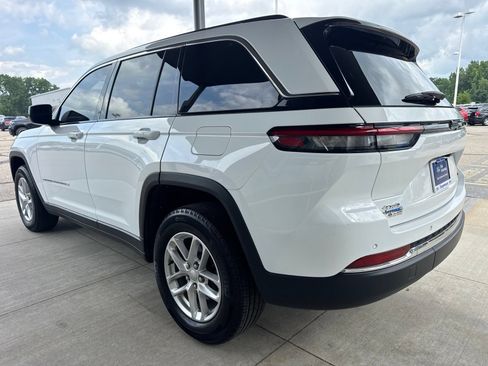 Used 2023 Jeep Grand Cherokee Laredo X AWD/4WD image 5