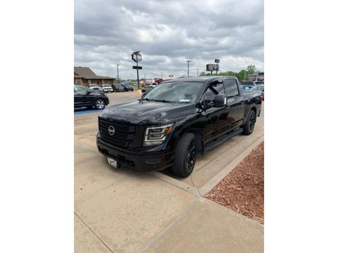 Used 2023 Nissan Titan SV w/ SV Convenience Package RWD image 2