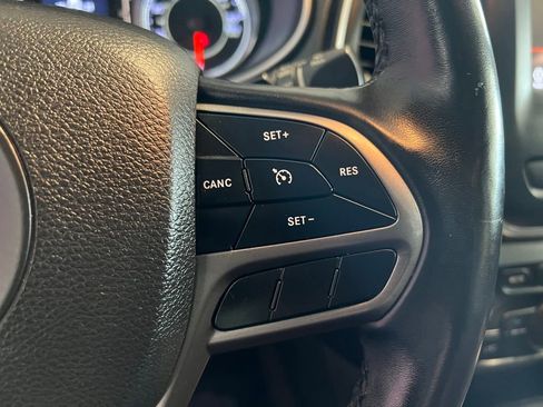 Used 2019 Jeep Cherokee Latitude Plus w/ Cold Weather Group AWD/4WD image 12