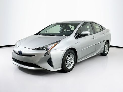 Used 2017 Toyota Prius Four FWD image 3