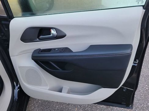 Used 2023 Chrysler Pacifica Touring-L image 36