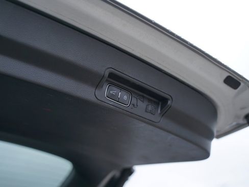 Used 2020 Ford Explorer XLT w/ Equipment Group 202A image 8