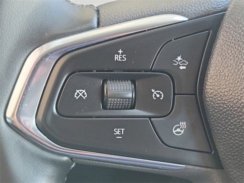 Used 2025 Chevrolet Trax LT w/ LT Convenience Package image 8