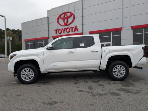 New 2026 Toyota Tacoma SR5 image 2
