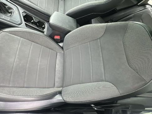 Used 2022 Volkswagen Taos SE w/ Panoramic Sunroof Package FWD image 21
