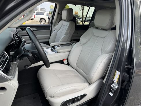 Used 2022 Jeep Wagoneer Series III w/ Premium Group I AWD/4WD image 16