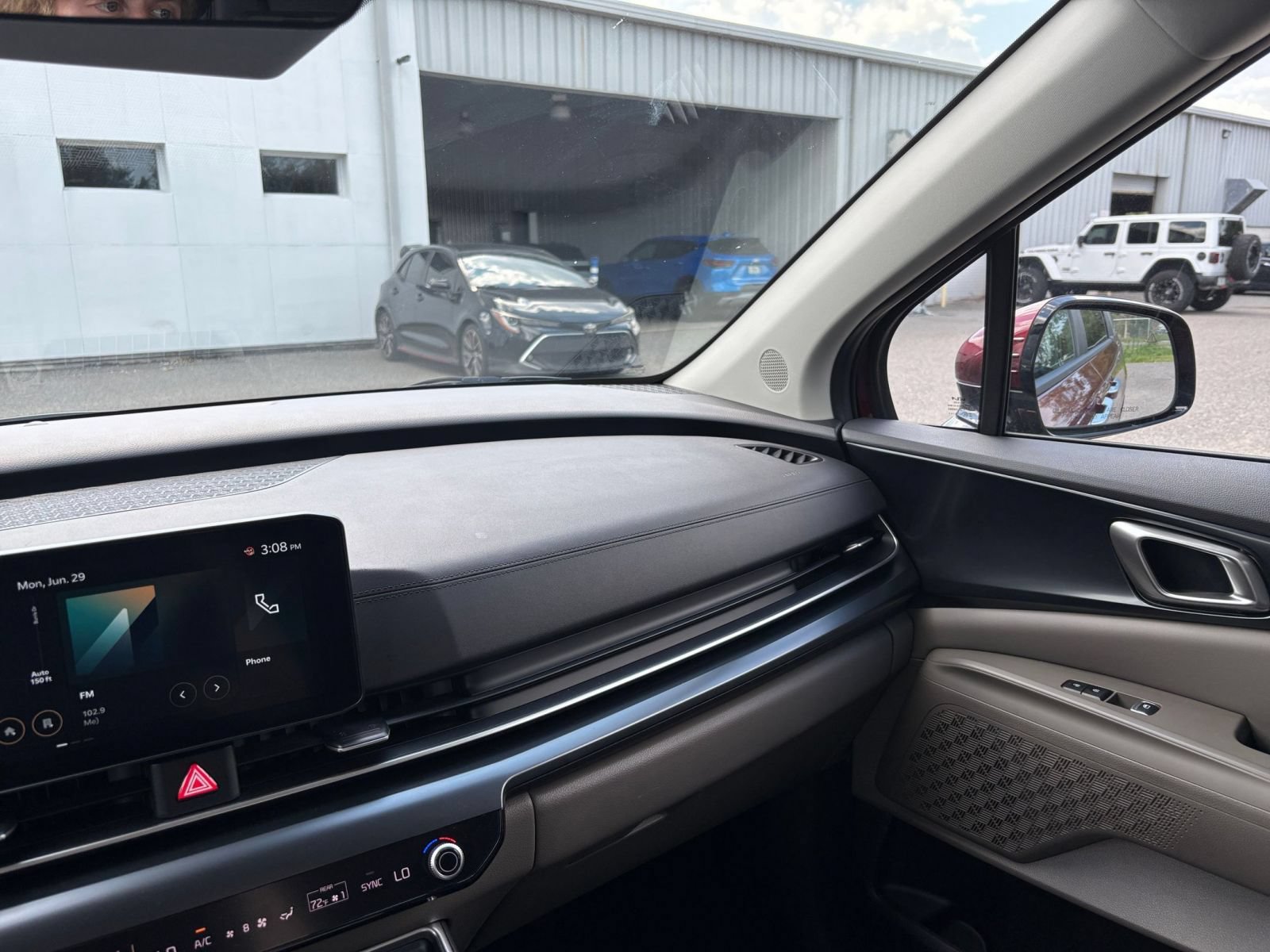 Used 2026 Kia Carnival FWD image 37