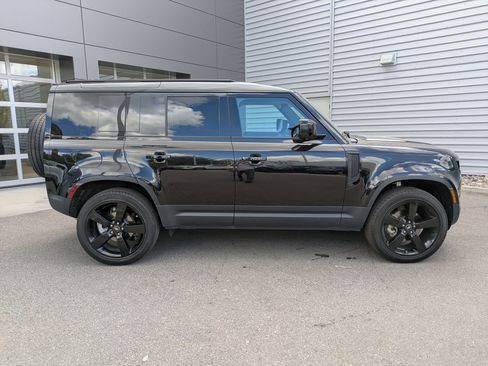 Used 2025 Land Rover Defender 110 S image 5