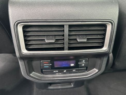 Used 2025 Volkswagen Atlas SE image 17