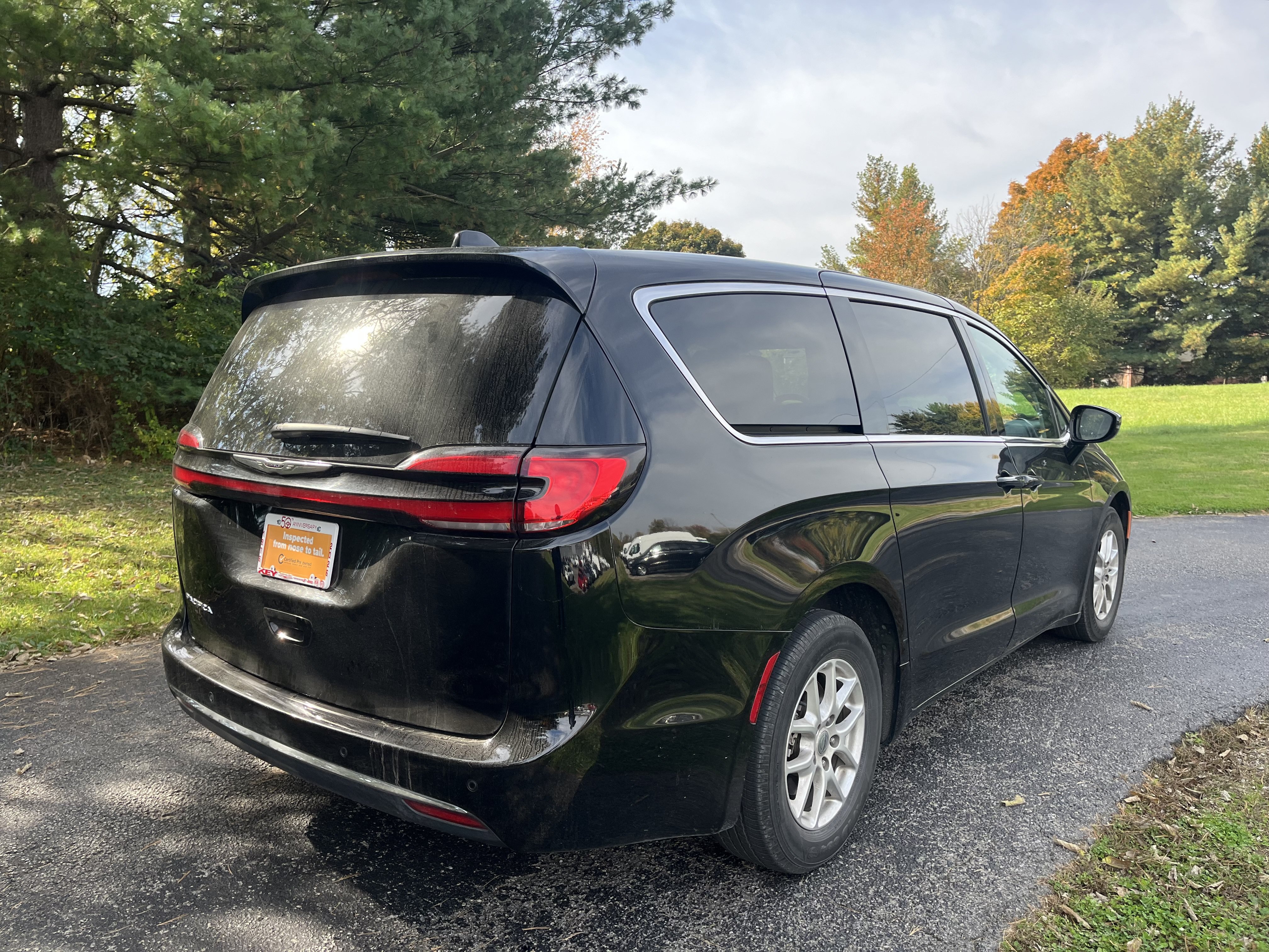 Used 2024 Chrysler Pacifica Touring-L FWD image 3