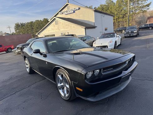 Used 2014 Dodge Challenger SXT RWD image 4