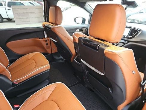 New 2026 Chrysler Pacifica Pinnacle image 17