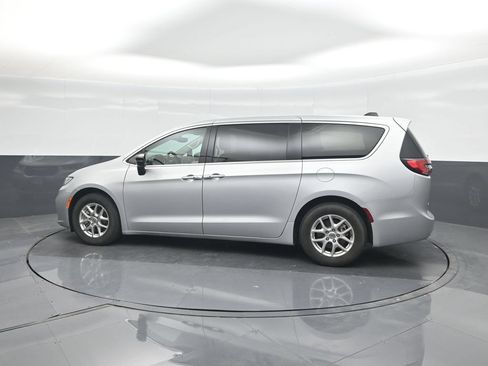 Used 2024 Chrysler Pacifica Touring-L FWD image 25
