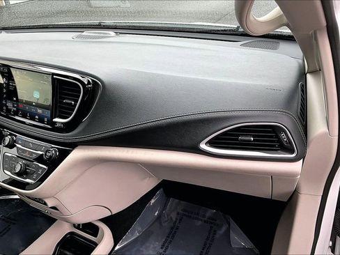 Used 2023 Chrysler Pacifica Touring-L image 17