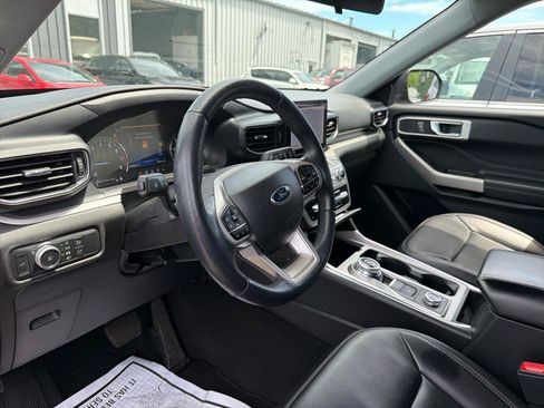 Used 2022 Ford Explorer XLT w/ Equipment Group 202A AWD/4WD image 21