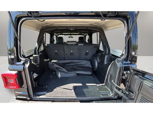 Used 2022 Jeep Wrangler Unlimited Sahara AWD/4WD image 31