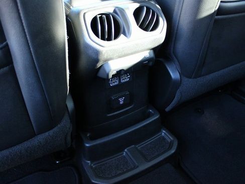 Used 2018 Jeep Wrangler Unlimited Sahara image 34