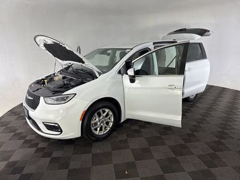 Used 2023 Chrysler Pacifica Touring-L FWD image 10