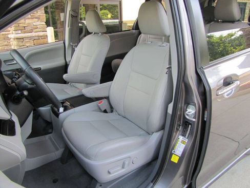 Used 2020 Toyota Sienna XLE w/ XLE Navigation Package FWD image 14