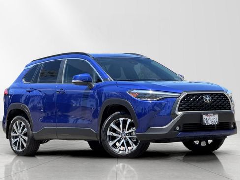 Used 2022 Toyota Corolla Cross XLE w/ Convenience Package FWD image 1