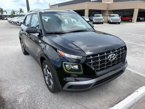 Used 2022 Hyundai Venue SEL FWD image 2