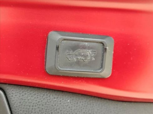 Used 2019 Toyota RAV4 XLE w/ Convenience Package FWD image 7
