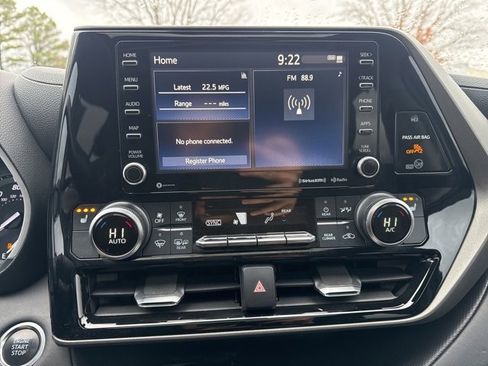 Used 2020 Toyota Highlander XLE image 29