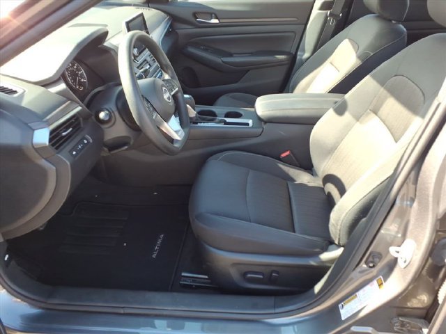 Used 2025 Nissan Altima 2.5 SV FWD image 14