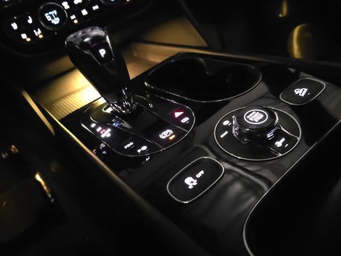 Used 2020 Bentley Bentayga Plug-In Hybrid image 67