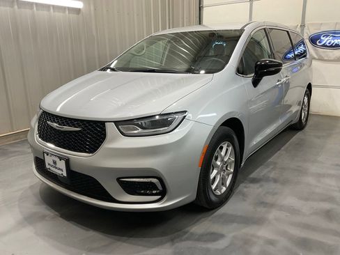 Used 2024 Chrysler Pacifica Touring-L image 3