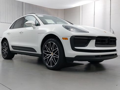 Certified 2026 Porsche Macan AWD/4WD image 9