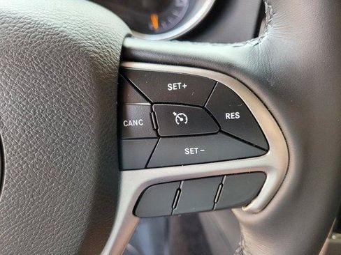Certified 2022 Jeep Grand Cherokee Laredo X AWD/4WD image 30