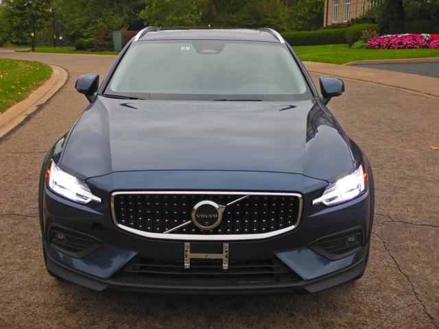 Used 2025 Volvo V60 B5 Cross Country Plus AWD/4WD image 11