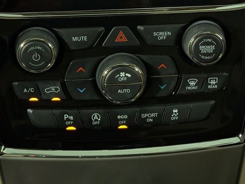 Used 2022 Jeep Grand Cherokee Limited image 20