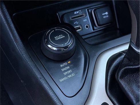 Used 2018 Jeep Cherokee Latitude AWD/4WD image 15
