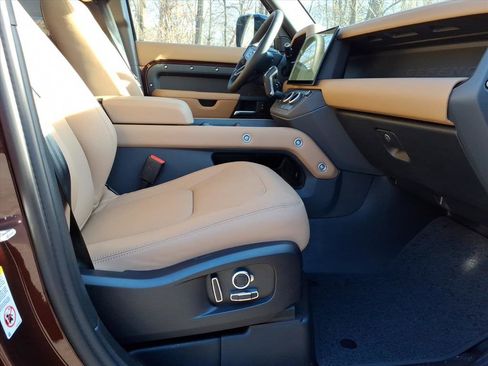 New 2026 Land Rover Defender 130 X-Dynamic SE image 3