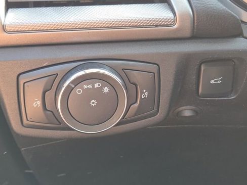 Used 2017 Ford Fusion SE w/ Fusion SE Technology Package FWD image 9