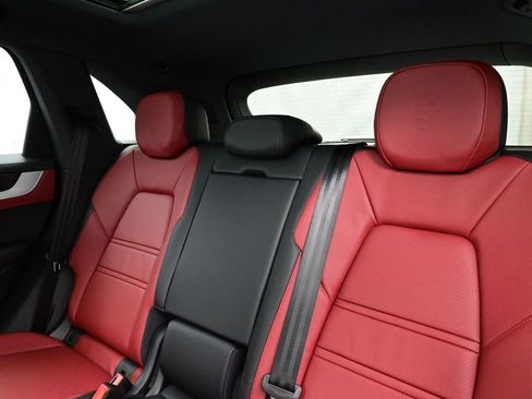 Certified 2025 Porsche Cayenne AWD/4WD image 8