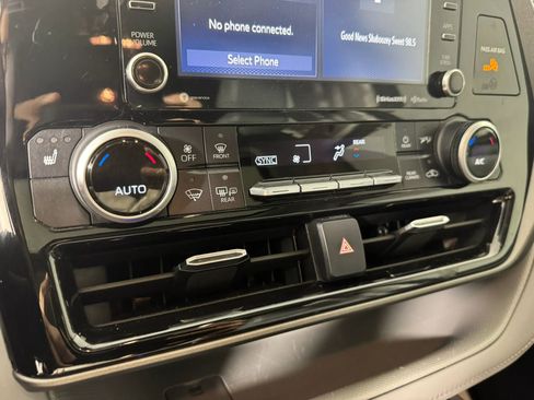 Used 2021 Toyota Highlander XLE image 20