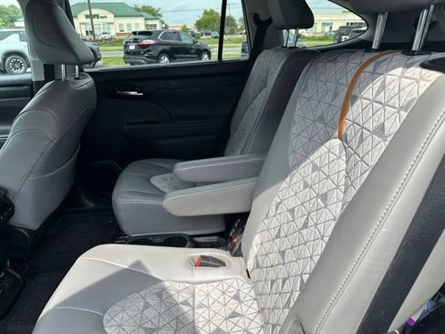 Used 2022 Toyota Highlander Bronze Edition AWD/4WD image 9