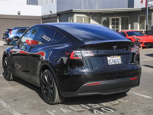 Used 2022 Tesla Model Y Long Range image 8